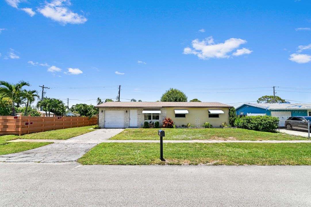 Active With Contract: $449,900 (3 beds, 2 baths, 1456 Square Feet)