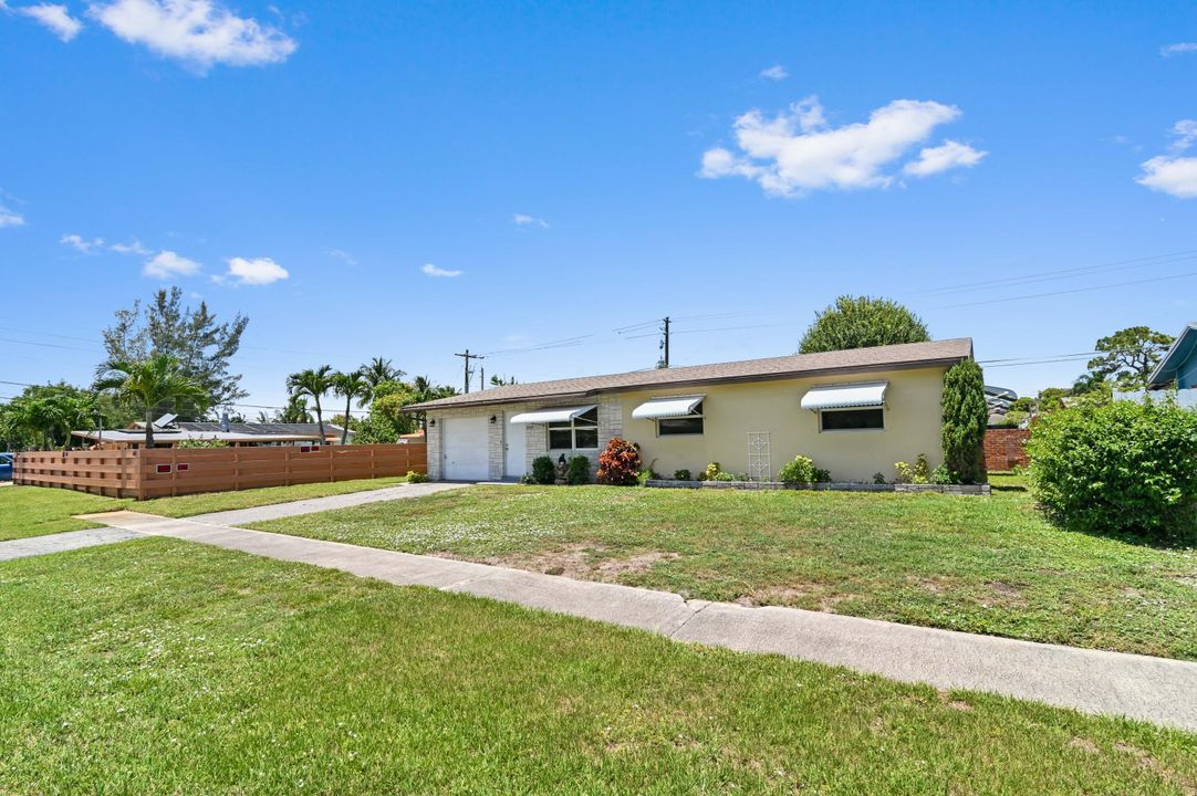 Active With Contract: $449,900 (3 beds, 2 baths, 1456 Square Feet)