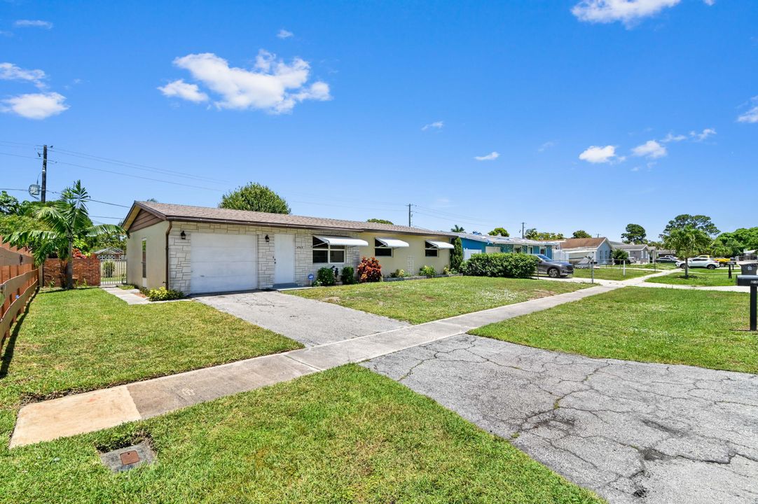 Active With Contract: $449,900 (3 beds, 2 baths, 1456 Square Feet)