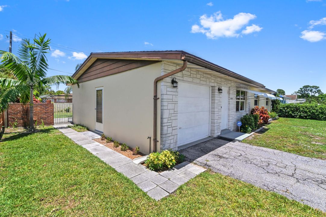 Active With Contract: $449,900 (3 beds, 2 baths, 1456 Square Feet)