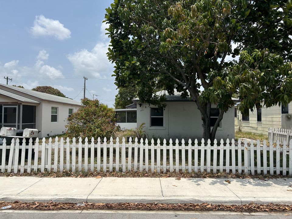 Active With Contract: $1,650 (1 beds, 1 baths, 600 Square Feet)