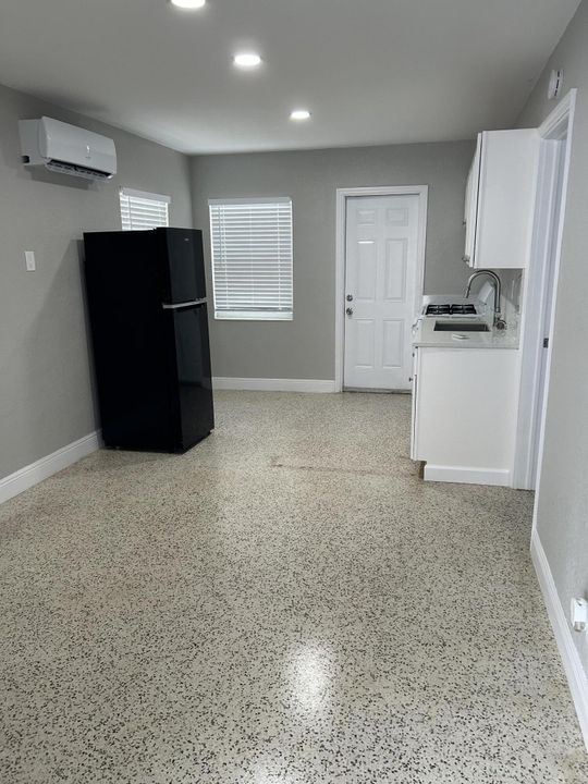 Active With Contract: $1,650 (1 beds, 1 baths, 600 Square Feet)