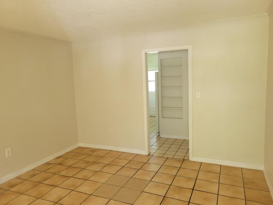 For Rent: $1,375 (2 beds, 1 baths, 800 Square Feet)