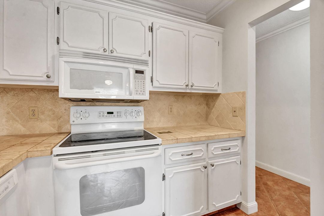For Sale: $230,000 (2 beds, 2 baths, 1167 Square Feet)
