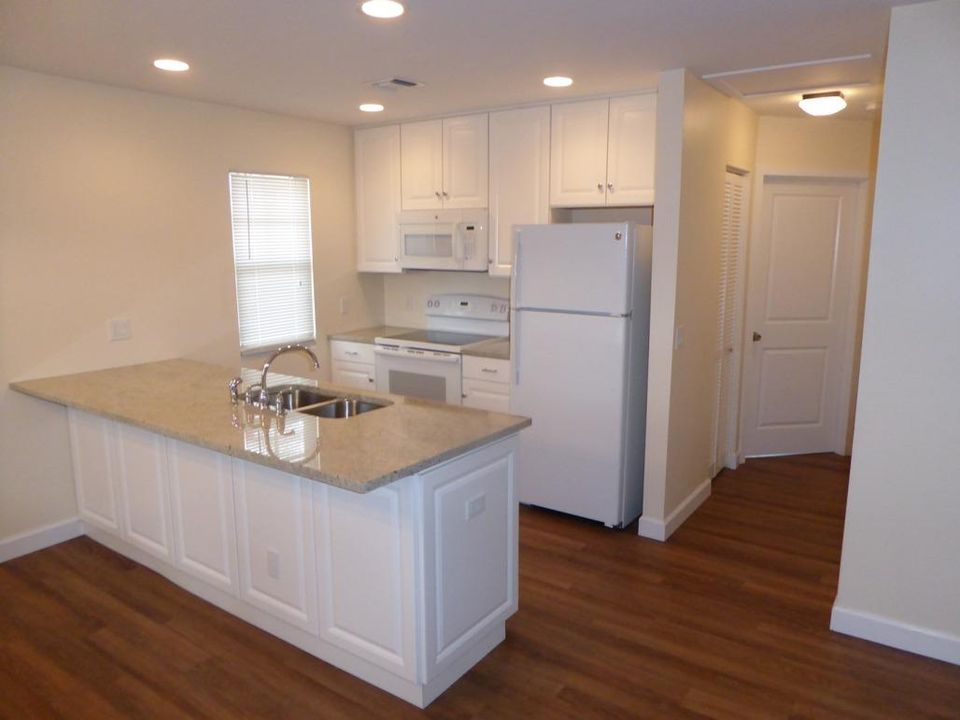 Active With Contract: $2,495 (2 beds, 1 baths, 704 Square Feet)