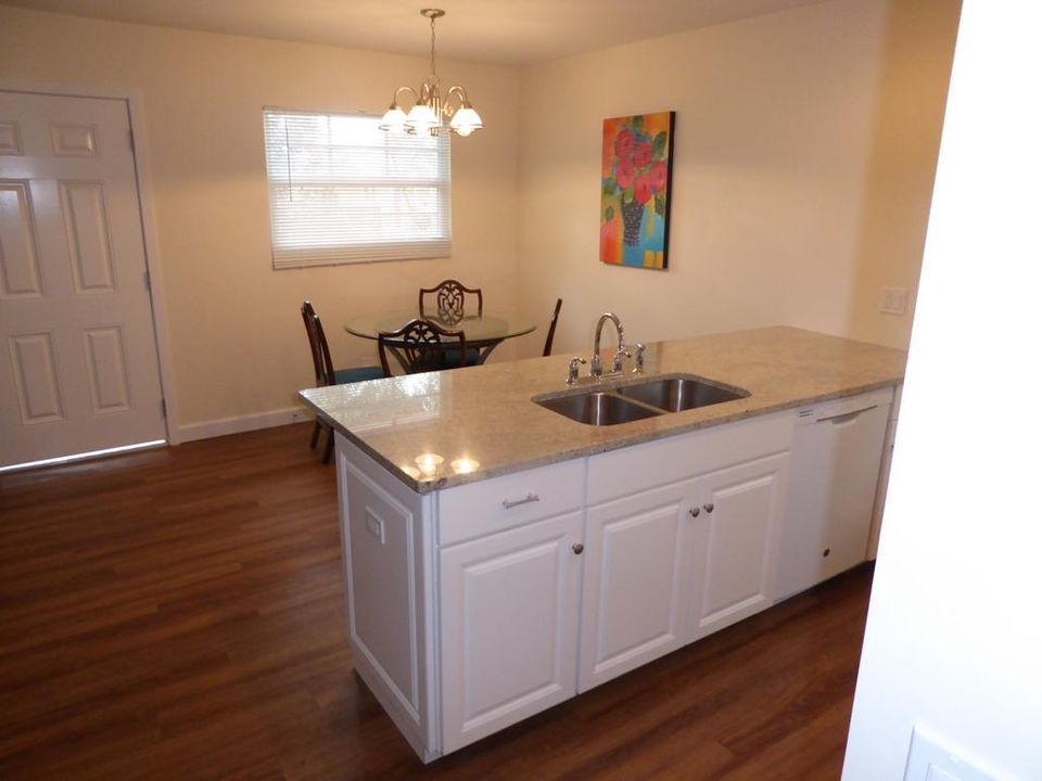 Active With Contract: $2,495 (2 beds, 1 baths, 704 Square Feet)