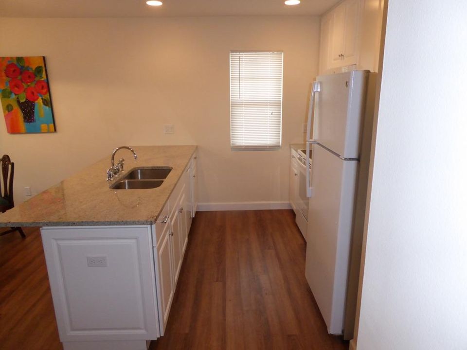 Active With Contract: $2,495 (2 beds, 1 baths, 704 Square Feet)