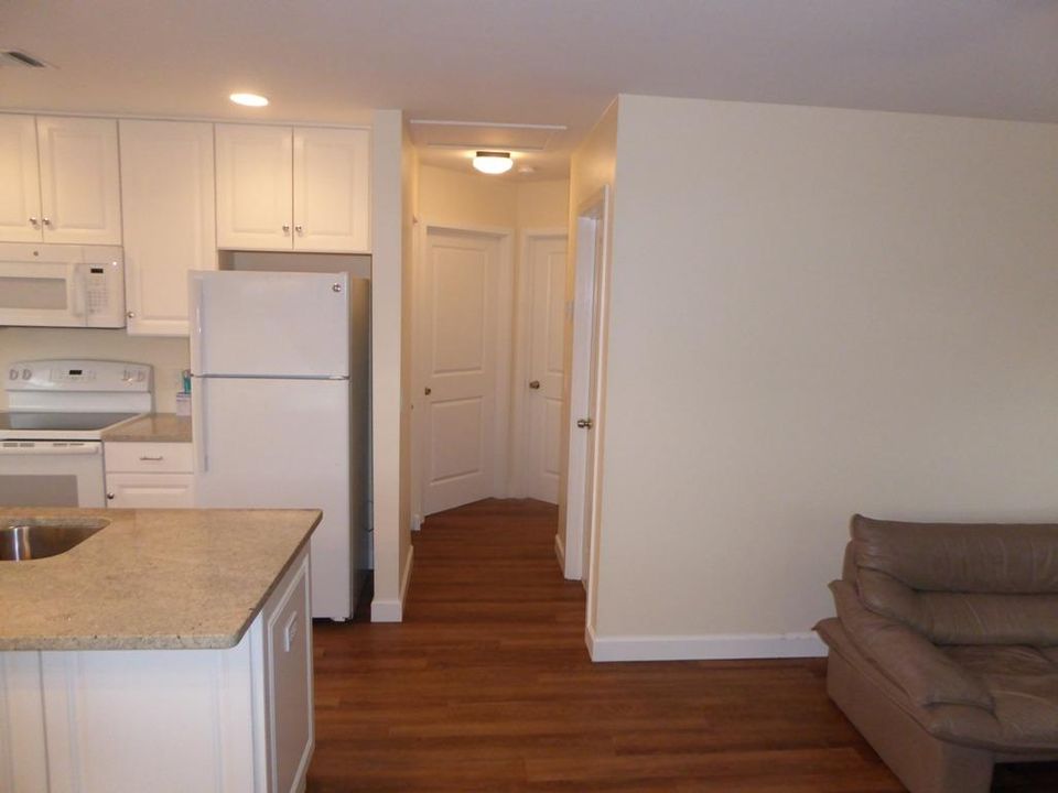 Active With Contract: $2,495 (2 beds, 1 baths, 704 Square Feet)