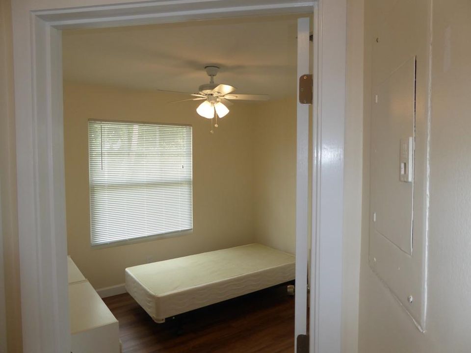 Active With Contract: $2,495 (2 beds, 1 baths, 704 Square Feet)