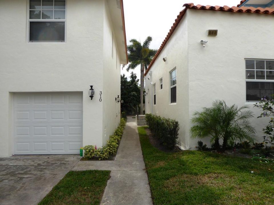 Active With Contract: $2,495 (2 beds, 1 baths, 704 Square Feet)