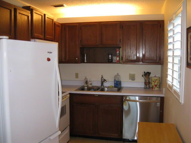 For Sale: $144,900 (1 beds, 1 baths, 747 Square Feet)