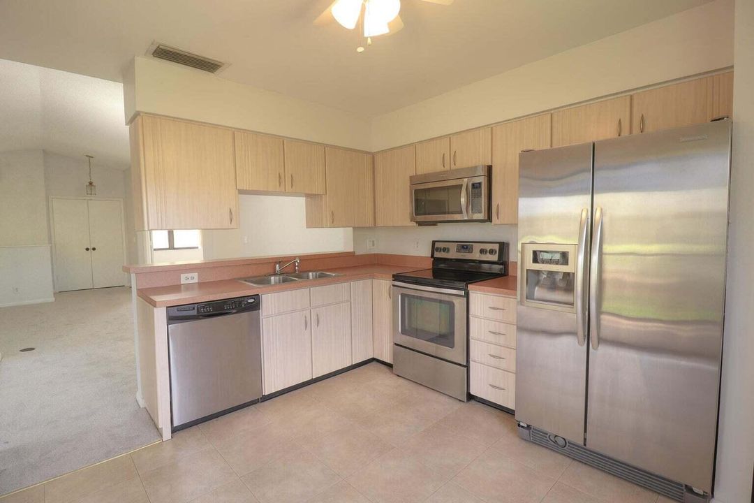 For Sale: $289,900 (2 beds, 2 baths, 1384 Square Feet)
