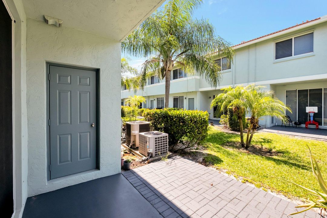 Active With Contract: $1,900 (2 beds, 2 baths, 1227 Square Feet)