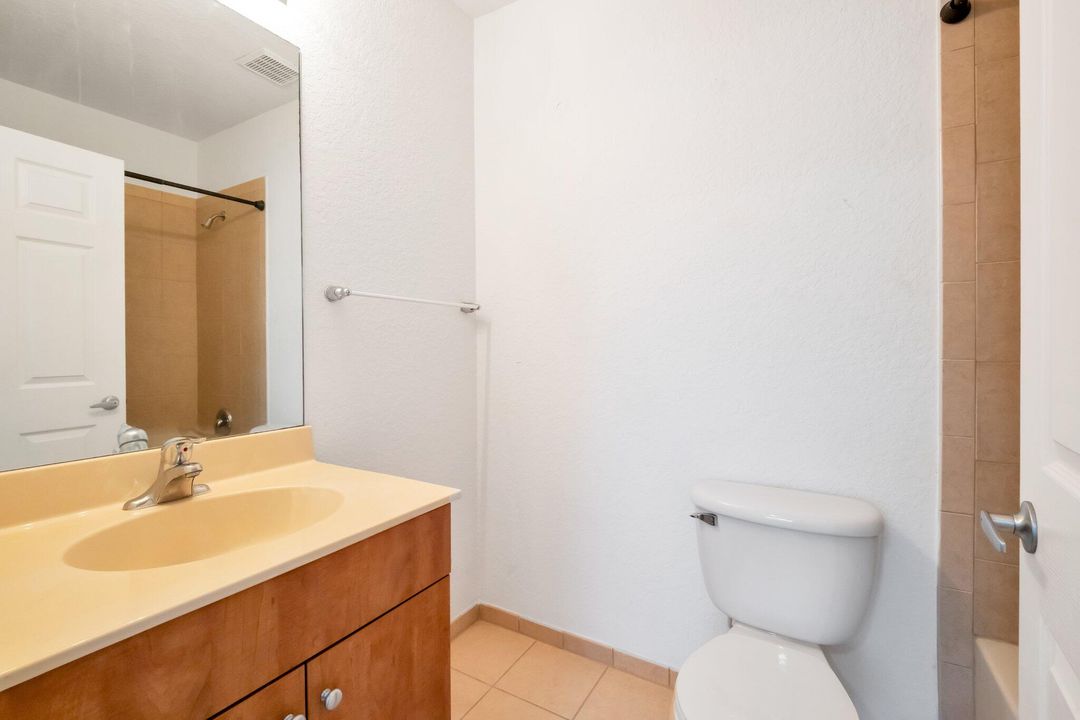 Active With Contract: $1,900 (2 beds, 2 baths, 1227 Square Feet)