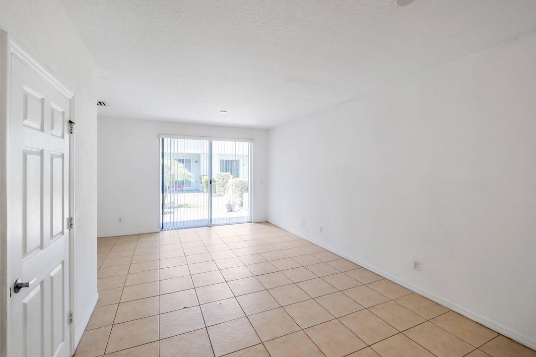 Active With Contract: $1,900 (2 beds, 2 baths, 1227 Square Feet)