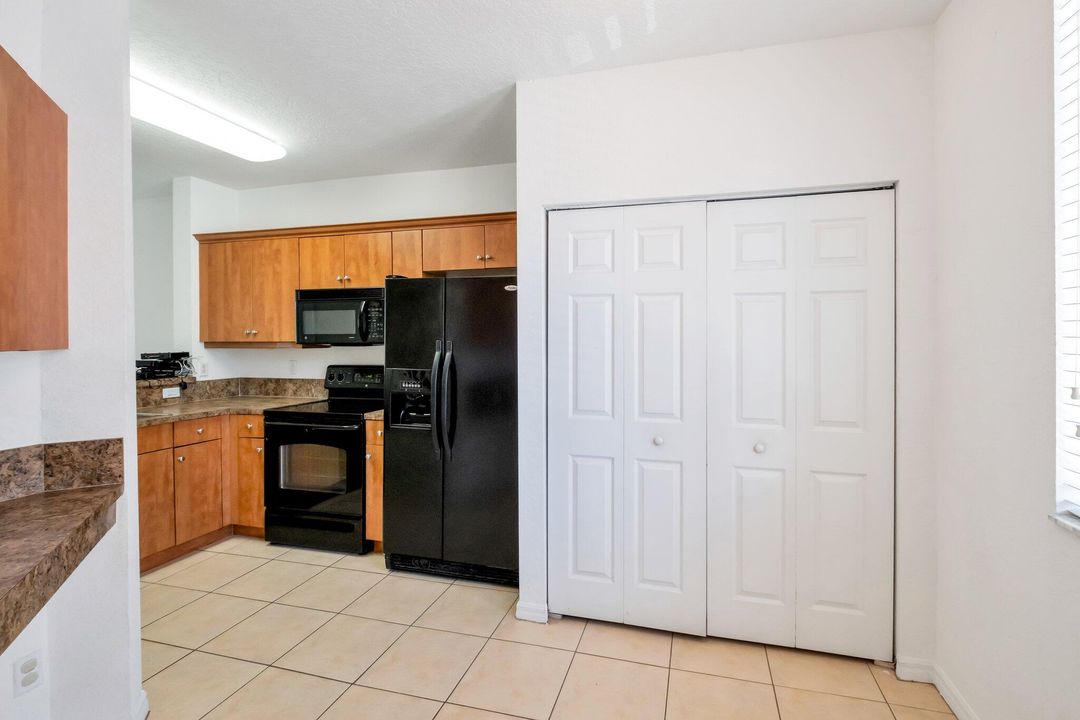 Active With Contract: $1,900 (2 beds, 2 baths, 1227 Square Feet)