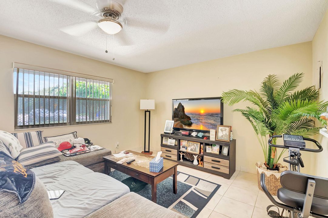 Active With Contract: $90,000 (1 beds, 1 baths, 726 Square Feet)