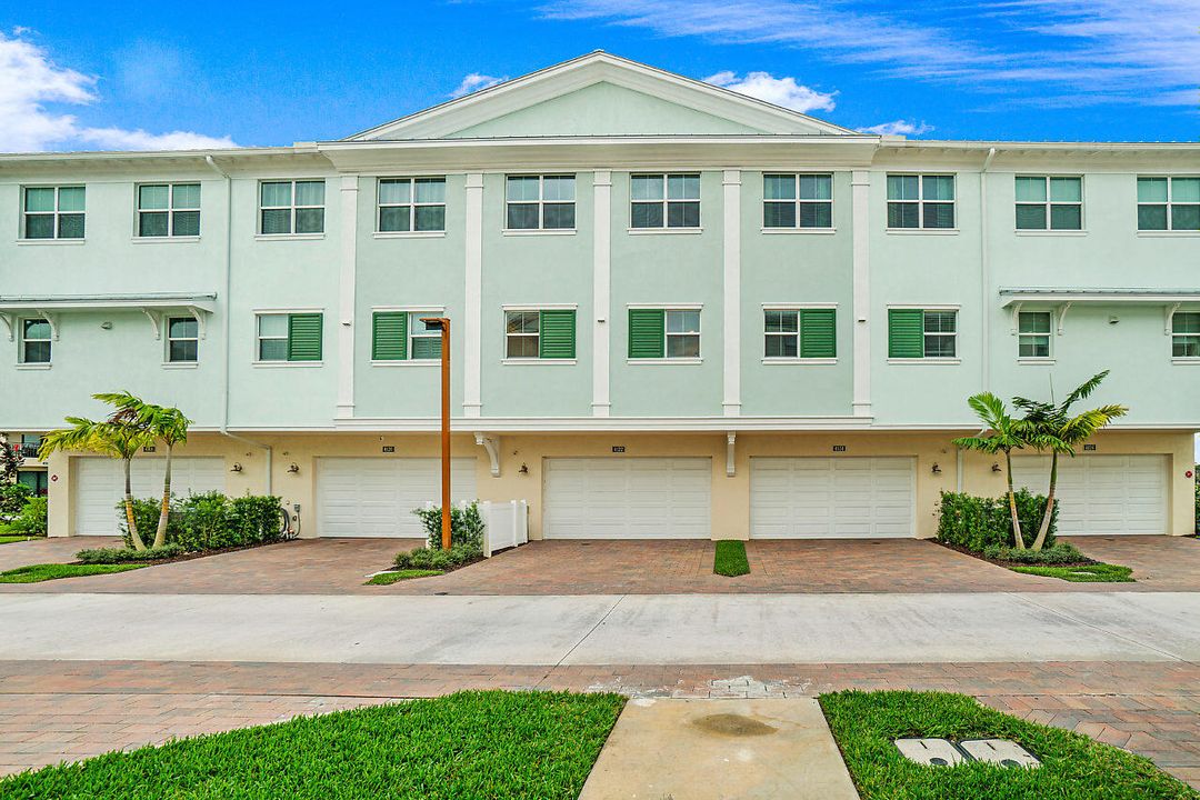 Active With Contract: $5,400 (3 beds, 3 baths, 2840 Square Feet)