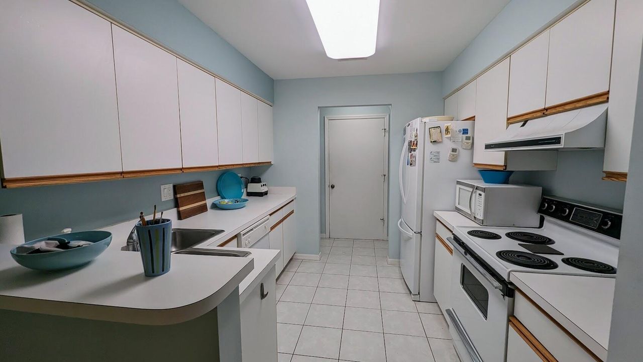 For Sale: $300,000 (2 beds, 2 baths, 1295 Square Feet)