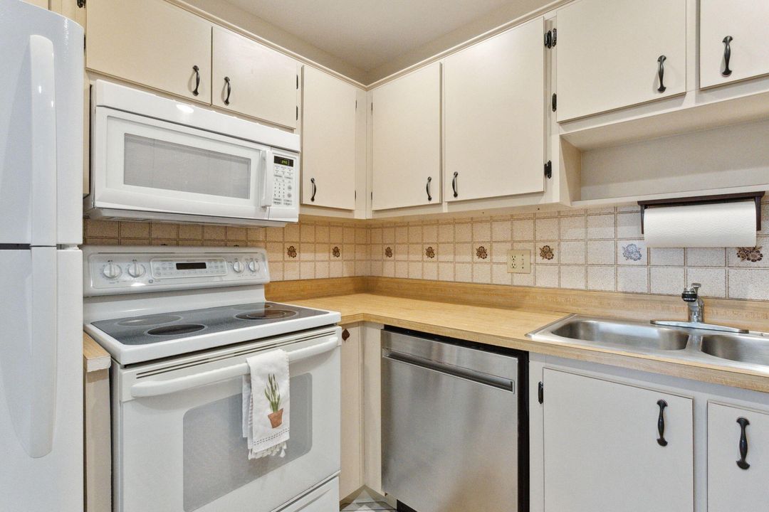 For Sale: $175,000 (1 beds, 1 baths, 784 Square Feet)