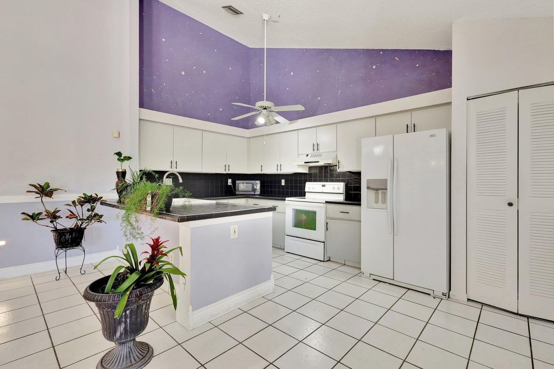 For Sale: $385,000 (2 beds, 2 baths, 1332 Square Feet)