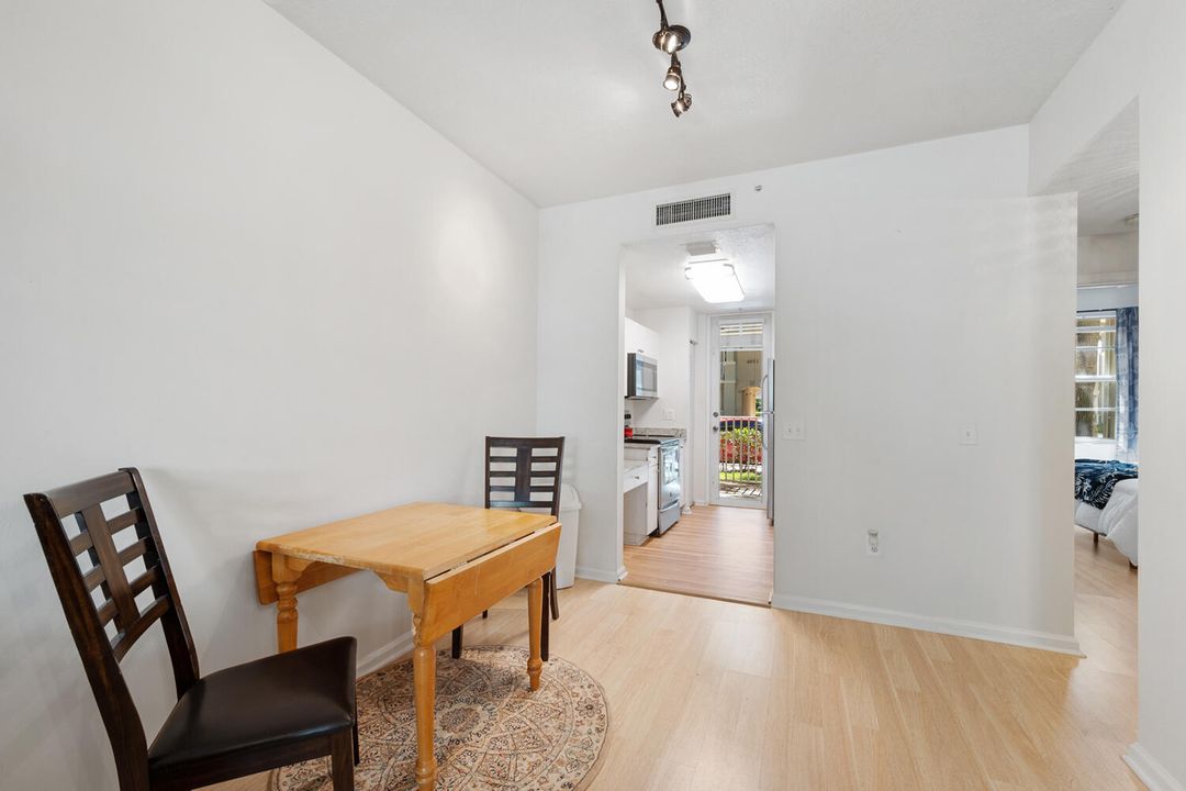 Active With Contract: $250,000 (1 beds, 1 baths, 596 Square Feet)