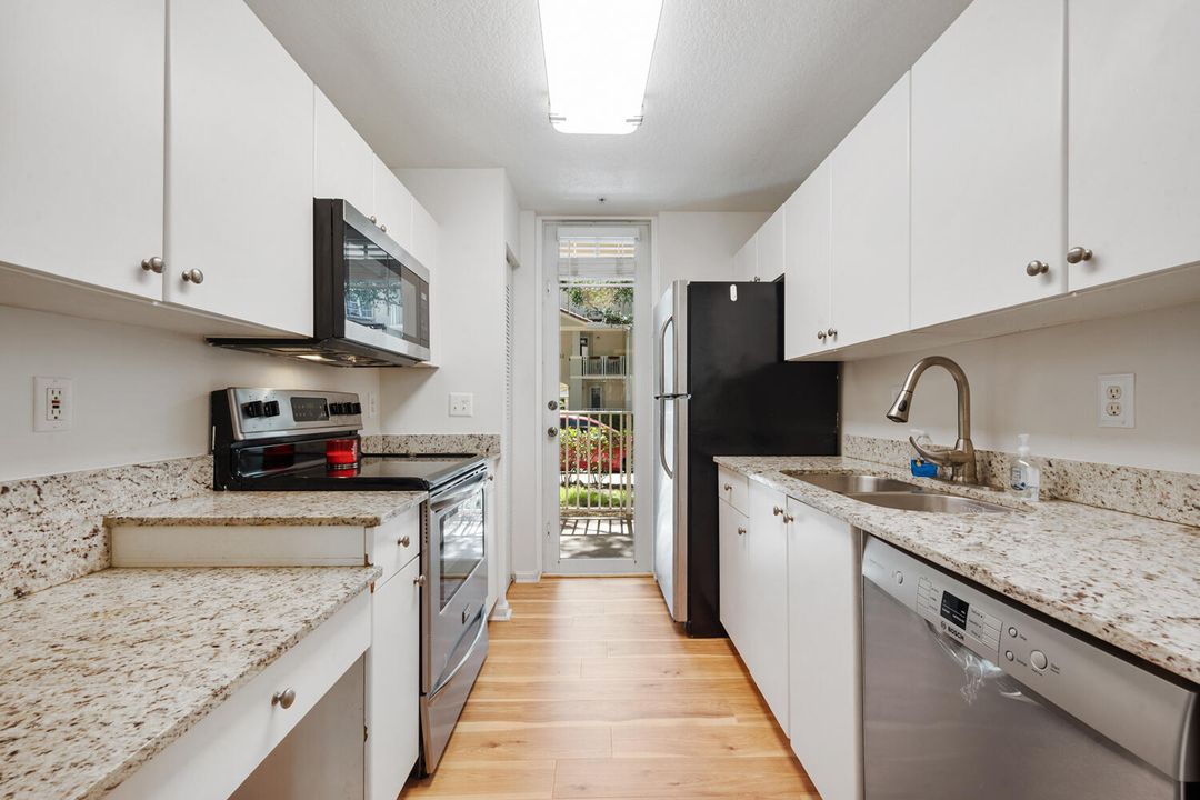 Active With Contract: $250,000 (1 beds, 1 baths, 596 Square Feet)