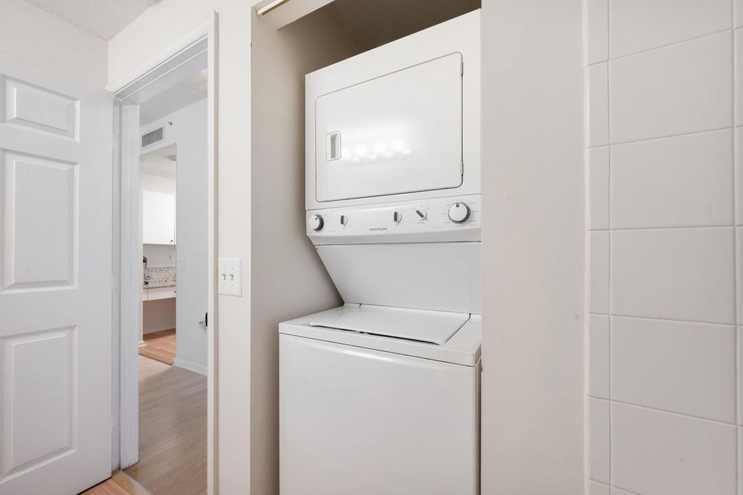 Active With Contract: $250,000 (1 beds, 1 baths, 596 Square Feet)