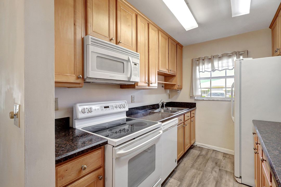 For Sale: $177,000 (2 beds, 2 baths, 1104 Square Feet)