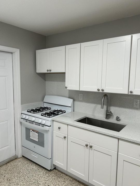 Active With Contract: $1,650 (1 beds, 1 baths, 600 Square Feet)