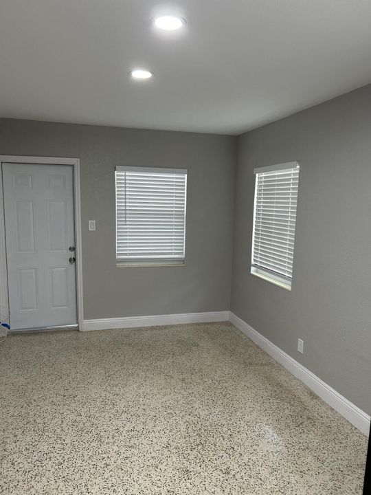 Active With Contract: $1,650 (1 beds, 1 baths, 600 Square Feet)