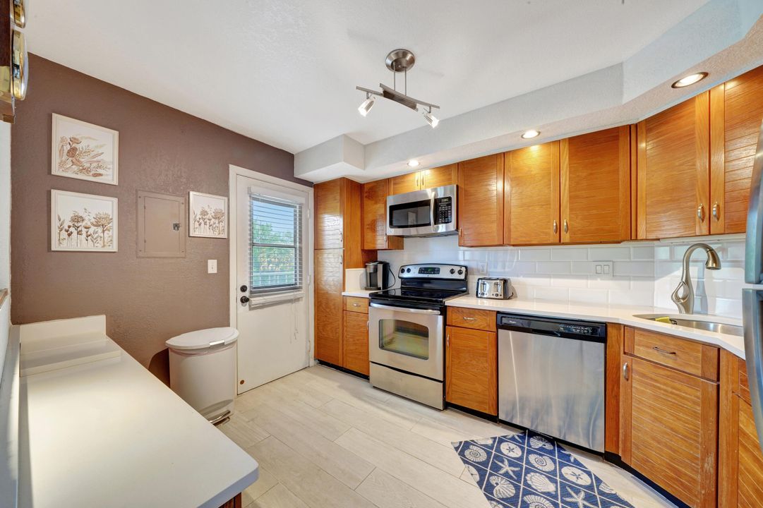 Active With Contract: $6,000 (2 beds, 2 baths, 1085 Square Feet)