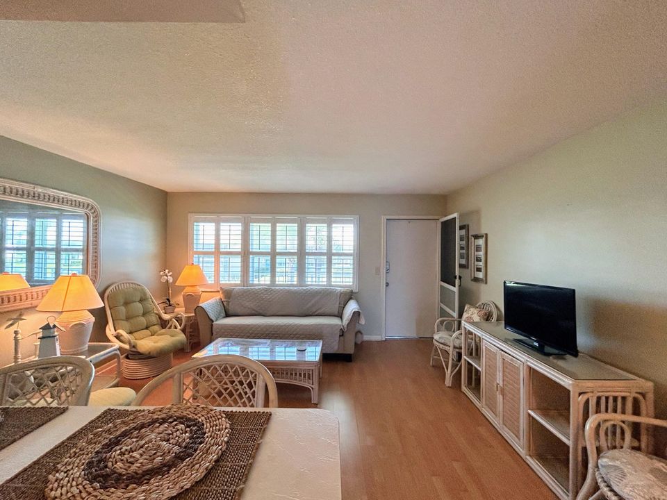 Active With Contract: $1,500 (1 beds, 1 baths, 587 Square Feet)