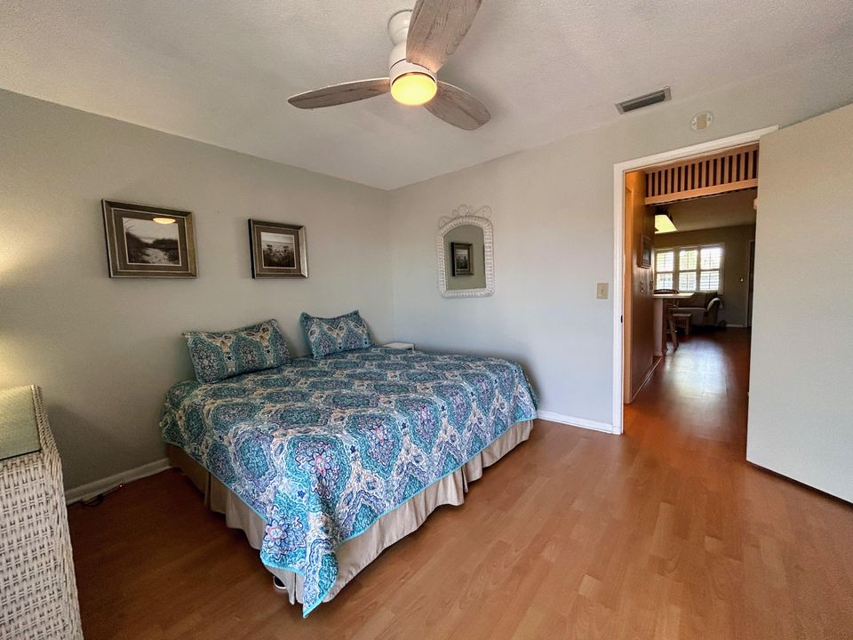 Active With Contract: $1,500 (1 beds, 1 baths, 587 Square Feet)