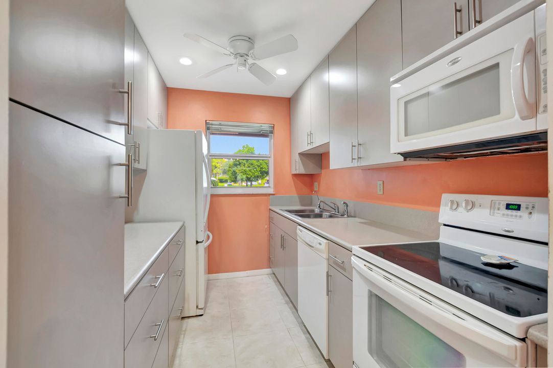 For Sale: $225,000 (2 beds, 2 baths, 1137 Square Feet)