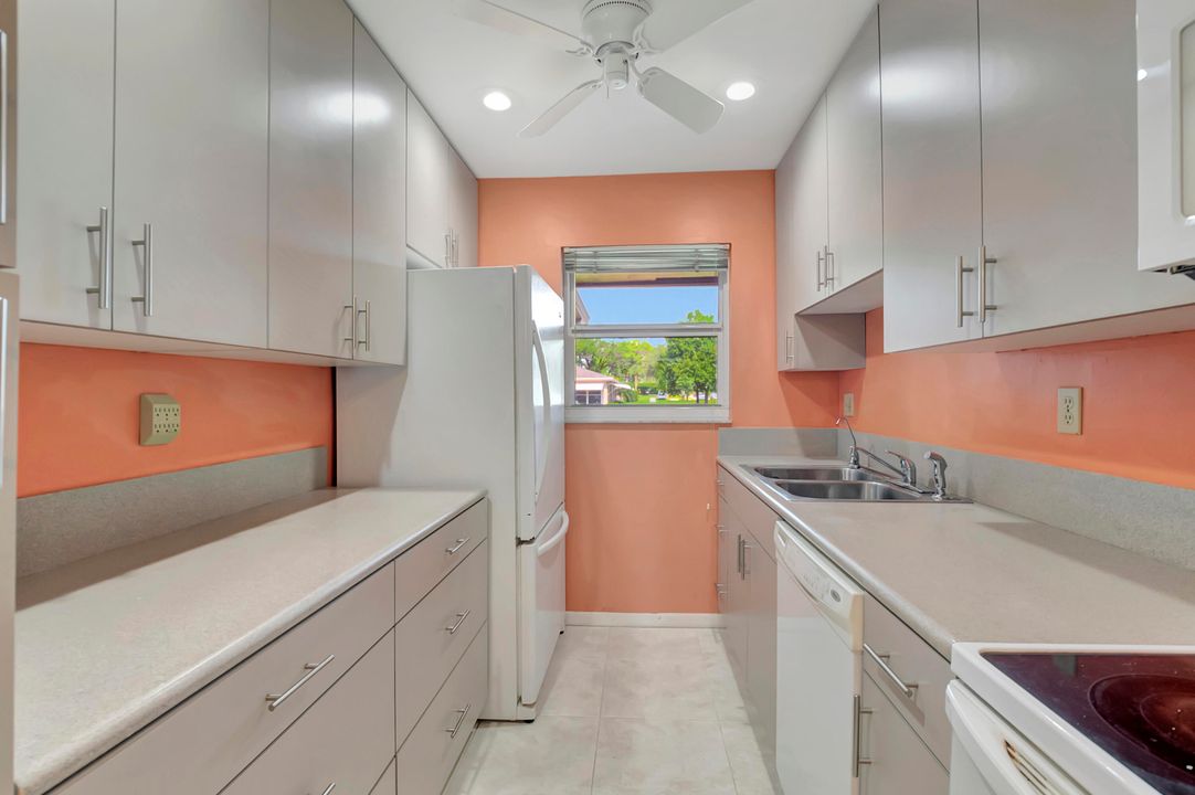 For Sale: $225,000 (2 beds, 2 baths, 1137 Square Feet)