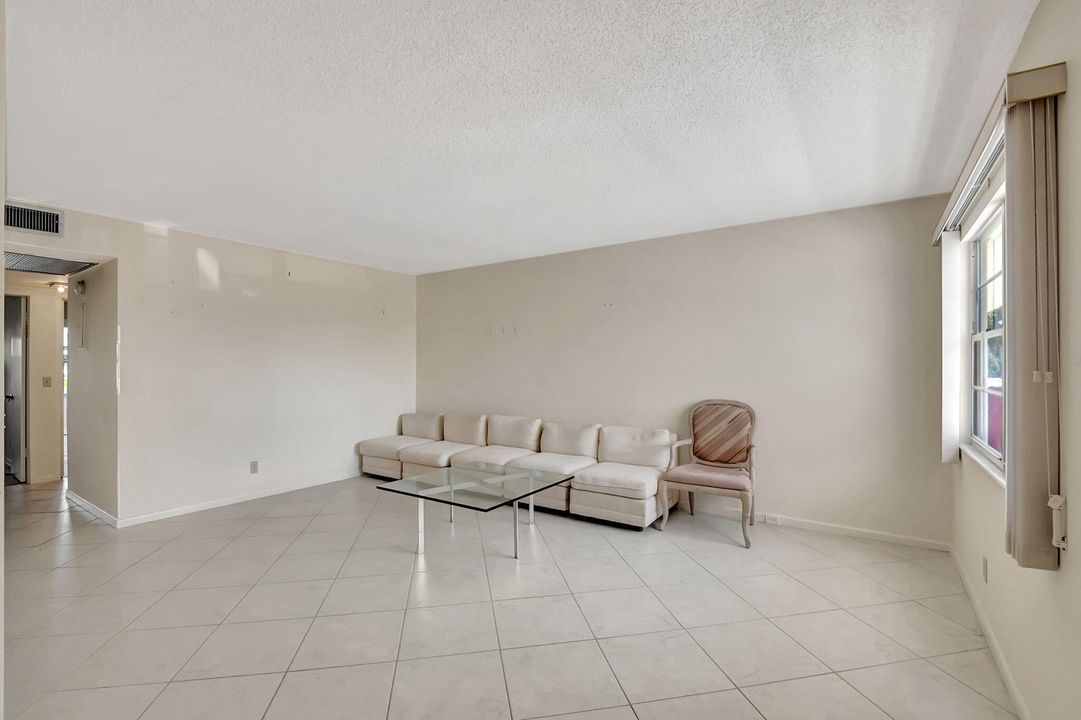 For Sale: $180,000 (2 beds, 1 baths, 861 Square Feet)