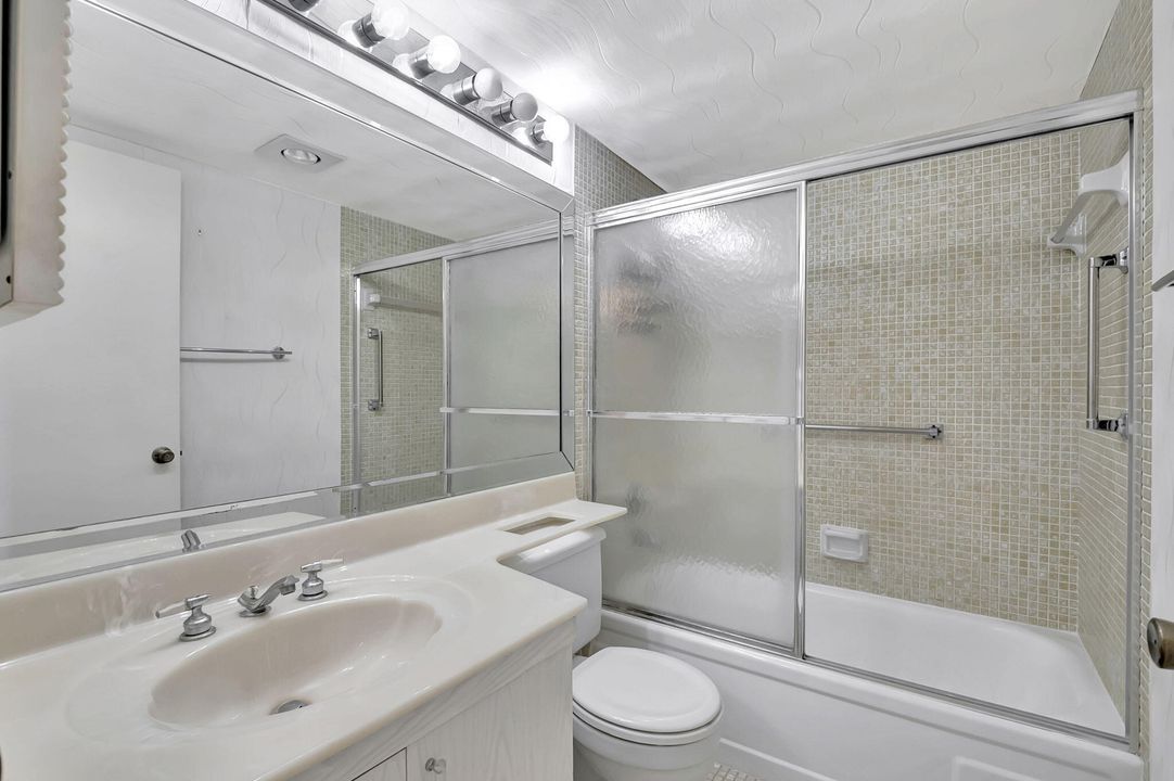 For Sale: $180,000 (2 beds, 1 baths, 861 Square Feet)