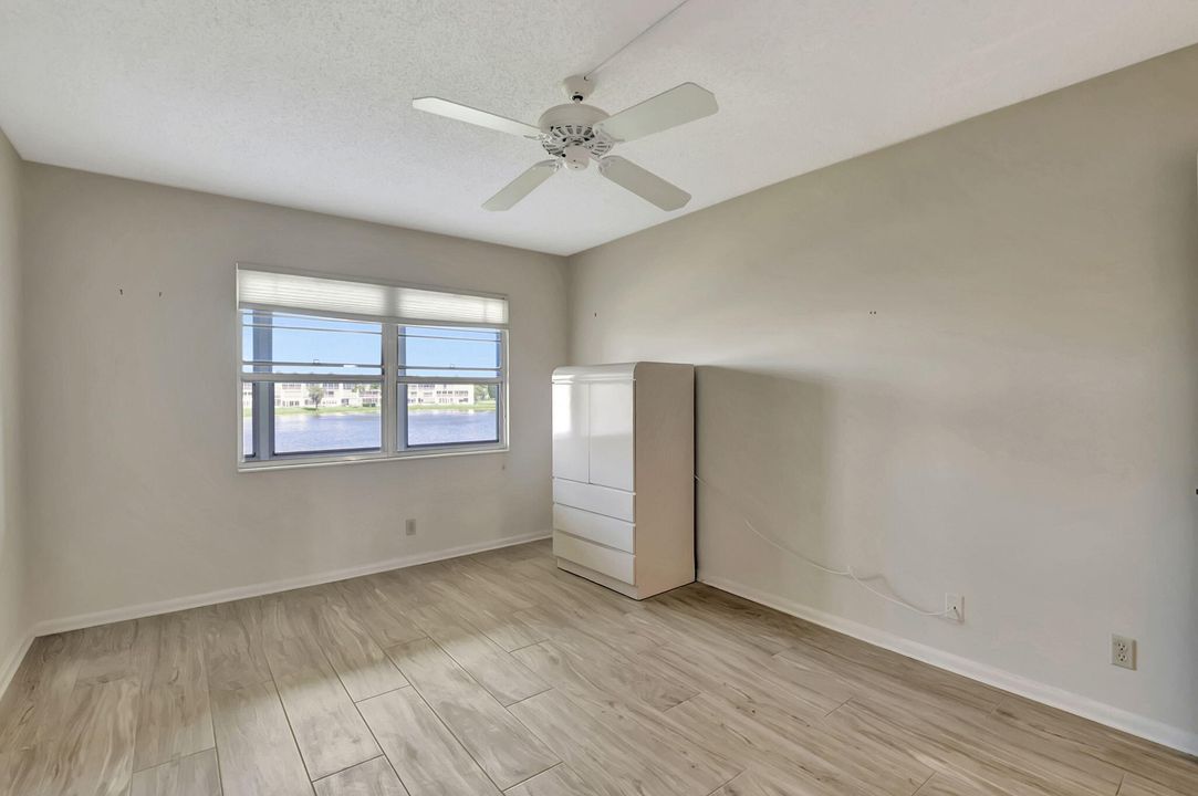 For Sale: $180,000 (2 beds, 1 baths, 861 Square Feet)