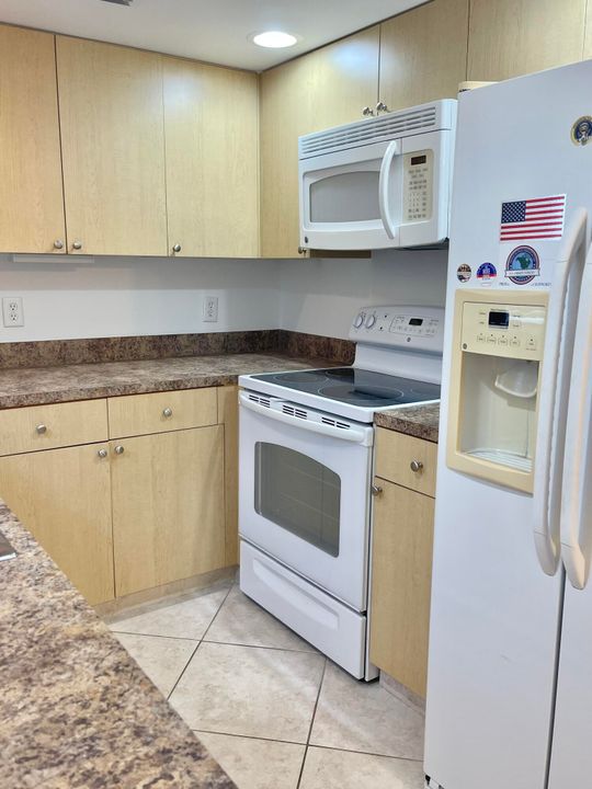 Active With Contract: $97,000 (2 beds, 2 baths, 880 Square Feet)