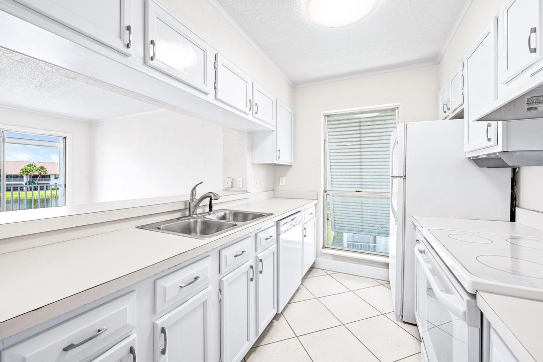 For Sale: $275,000 (2 beds, 2 baths, 770 Square Feet)