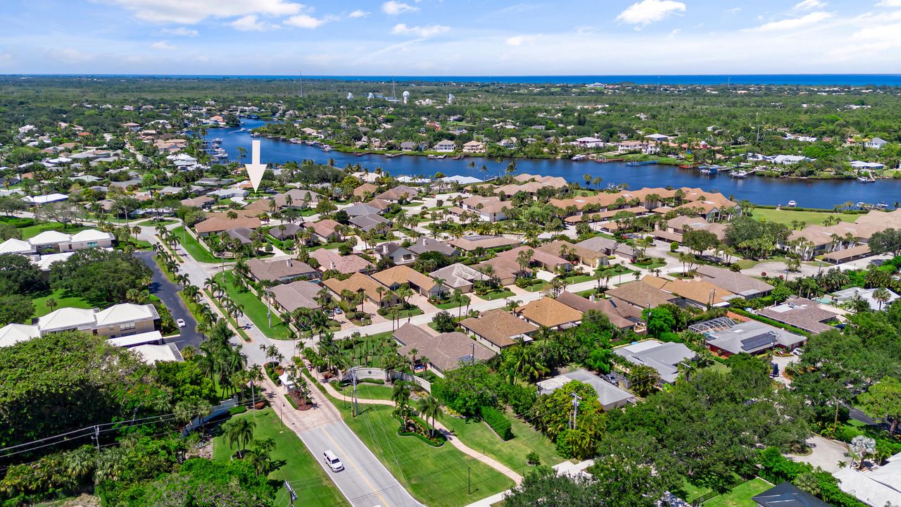 Active With Contract: $775,000 (2 beds, 2 baths, 2023 Square Feet)