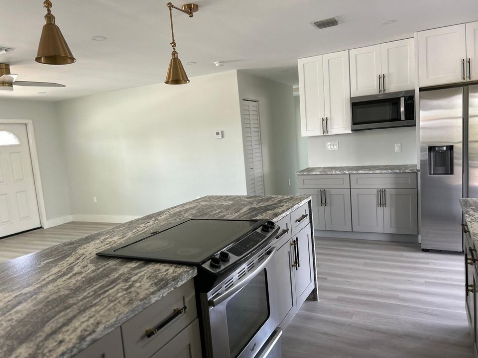 Active With Contract: $385,000 (3 beds, 2 baths, 1305 Square Feet)