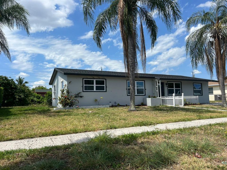 Active With Contract: $385,000 (3 beds, 2 baths, 1305 Square Feet)