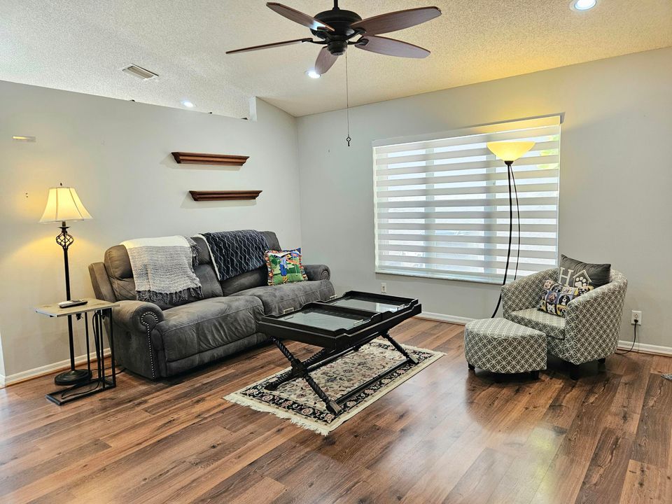 Active With Contract: $485,000 (3 beds, 2 baths, 1462 Square Feet)