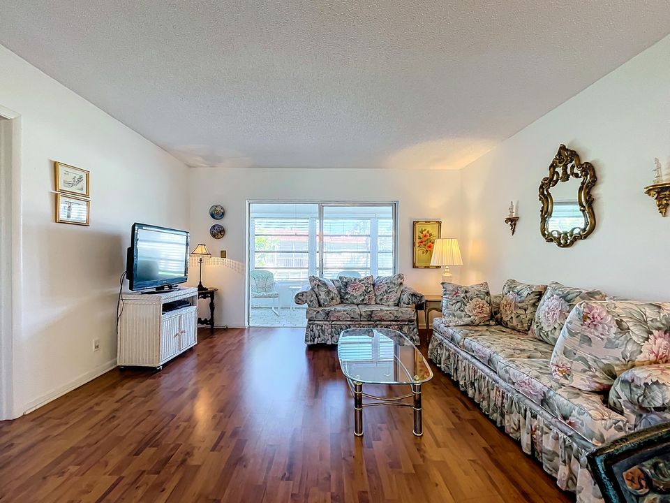 For Sale: $95,000 (2 beds, 2 baths, 925 Square Feet)