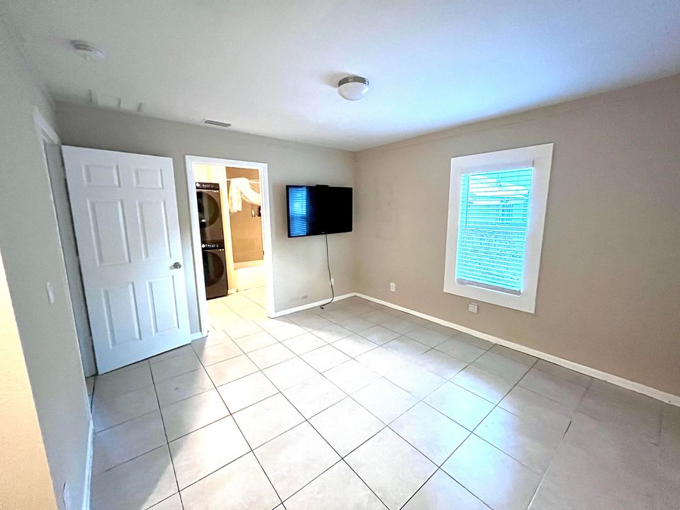 Active With Contract: $2,100 (3 beds, 1 baths, 1044 Square Feet)