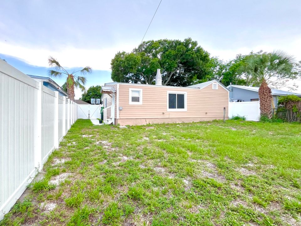Active With Contract: $2,100 (3 beds, 1 baths, 1044 Square Feet)