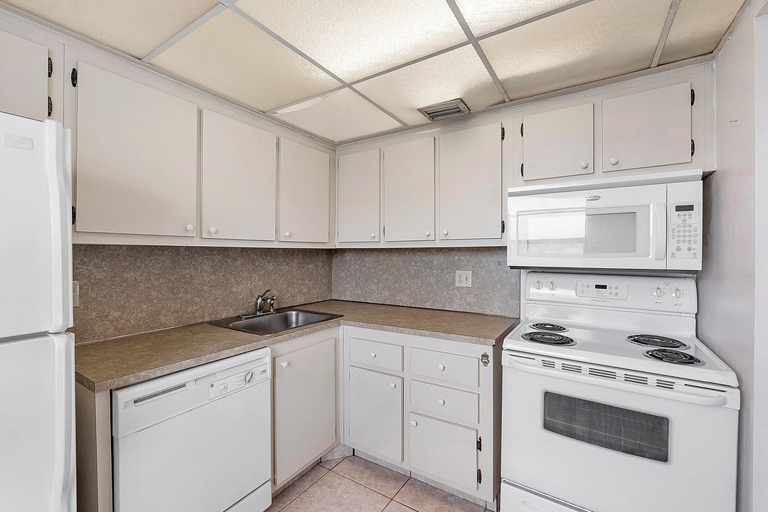 Active With Contract: $145,000 (1 beds, 1 baths, 808 Square Feet)