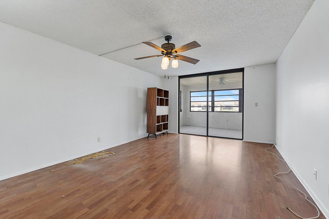 Active With Contract: $145,000 (1 beds, 1 baths, 808 Square Feet)